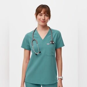 Figs Catarina Hydrogen One-Pocket Scrub Top Women’s